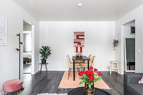 Bright 1BR Apartment next to the Beach