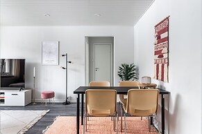 Bright 1BR Apartment next to the Beach