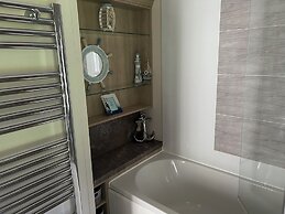 Craig Taravan Sleeps 4 With Private Decking
