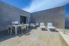 Elegant and Spacious Penthouse With Ocean View