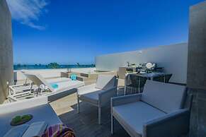 Elegant and Spacious Penthouse With Ocean View