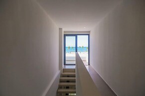 Elegant and Spacious Penthouse With Ocean View