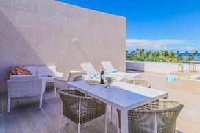 Elegant and Spacious Penthouse With Ocean View