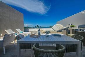 Elegant and Spacious Penthouse With Ocean View