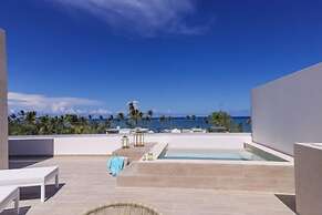 Elegant and Spacious Penthouse With Ocean View