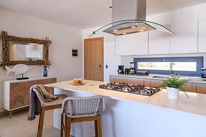 Elegant and Spacious Penthouse With Ocean View