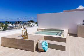 Elegant and Spacious Penthouse With Ocean View