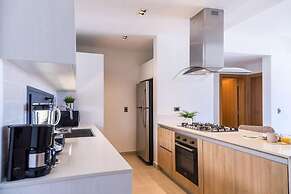 Elegant and Spacious Penthouse With Ocean View