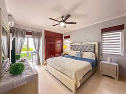 Beautiful 2 BR Apartment With BBQ