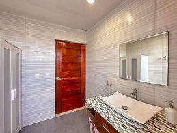 Gorgeous 1 BR PH Apartment w Jacuzzi