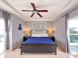 Gorgeous 1 BR PH Apartment w Jacuzzi