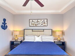 Gorgeous 1 BR PH Apartment w Jacuzzi