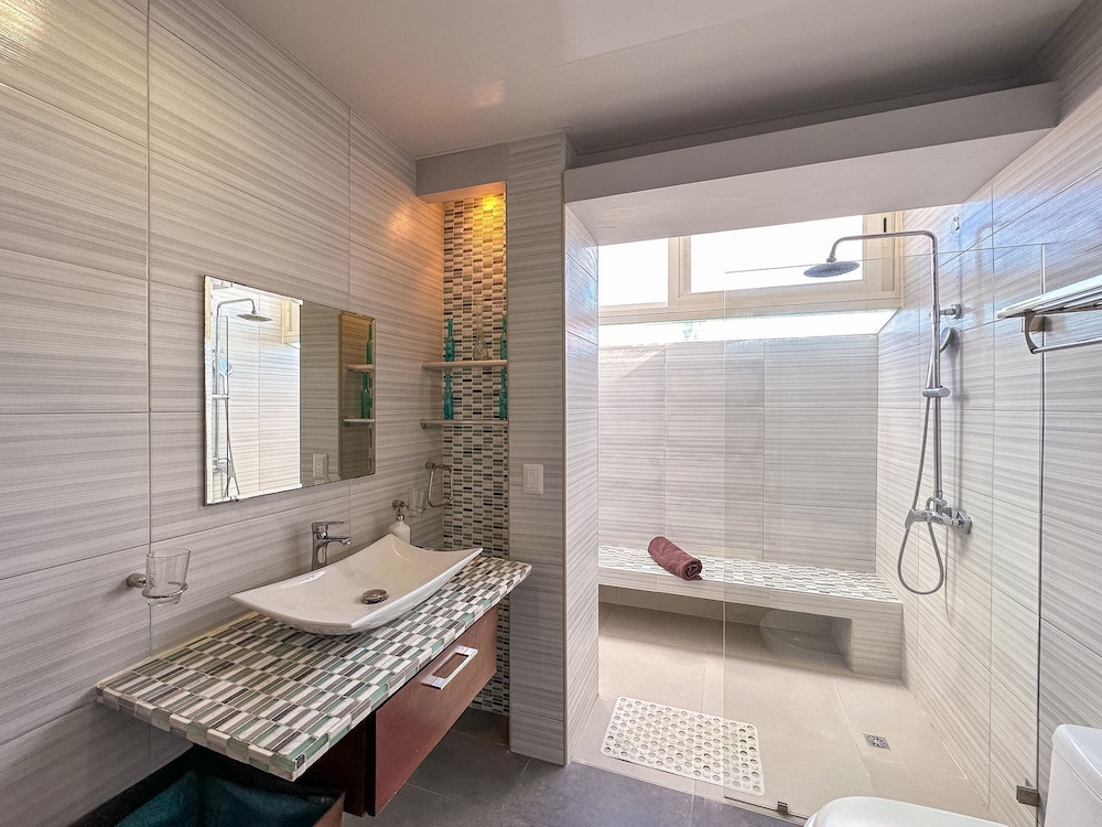 Gorgeous 1 BR PH Apartment w Jacuzzi