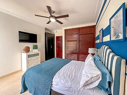 Incredible 3 BR Penthouse w BBQ Jacuzzi