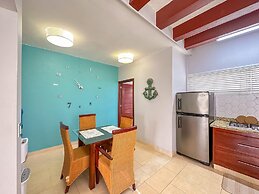 Incredible 3 BR Penthouse w BBQ Jacuzzi