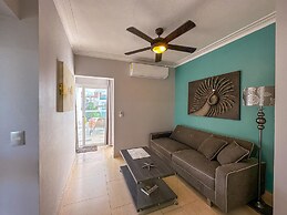 Incredible 3 BR Penthouse w BBQ Jacuzzi