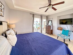 Incredible 3 BR Penthouse w BBQ Jacuzzi