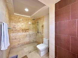 Incredible 3 BR Penthouse w BBQ Jacuzzi
