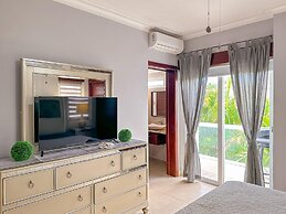 Incredible 3 BR Penthouse w BBQ Jacuzzi