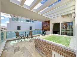 Incredible 3 BR Penthouse w BBQ Jacuzzi
