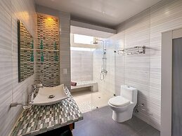 Incredible 3 BR Penthouse w BBQ Jacuzzi