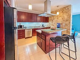 Incredible 3 BR Penthouse w BBQ Jacuzzi
