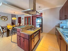 Incredible 3 BR Penthouse w BBQ Jacuzzi