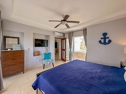Incredible 3 BR Penthouse w BBQ Jacuzzi