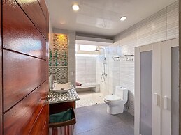Incredible 3 BR Penthouse w BBQ Jacuzzi
