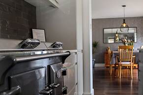 Stunning 5 Bed in the Centre of Bourton