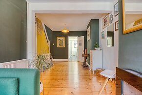 Stylish 2BD with Private Garden & Sauna
