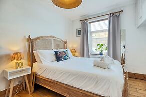 Stylish 2BD with Private Garden & Sauna