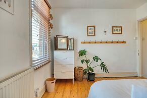 Stylish 2BD with Private Garden & Sauna