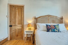 Stylish 2BD with Private Garden & Sauna