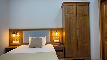 Emerald hotel