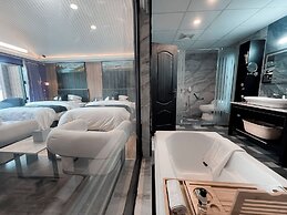IYI LUXURY INN