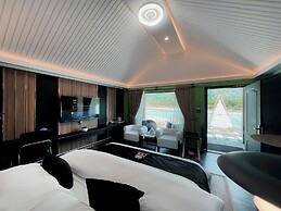 IYI LUXURY INN