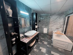 IYI LUXURY INN