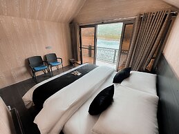 IYI LUXURY INN