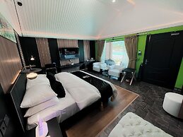 IYI LUXURY INN