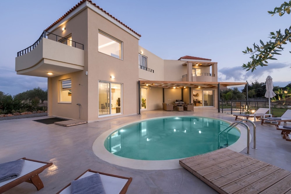 AeNaos Luxury Villa