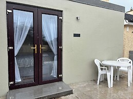 Private Small Detached Room With Bathroom