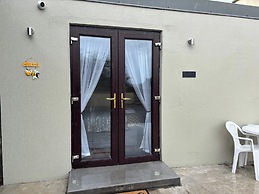 Private Small Detached Room With Bathroom