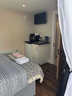 Private Small Detached Room With Bathroom