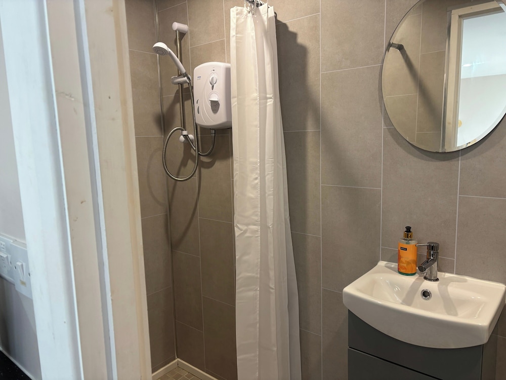 Private Small Detached Room With Bathroom