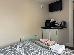 Private Small Detached Room With Bathroom