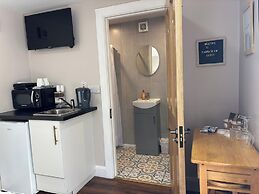 Private Small Detached Room With Bathroom