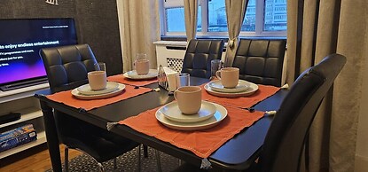 2 Bed Flat - Sleeps 4 - Parking - Balcony - Wifi