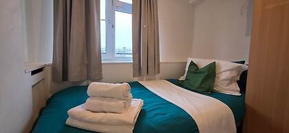 2 Bed Flat - Sleeps 4 - Parking - Balcony - Wifi