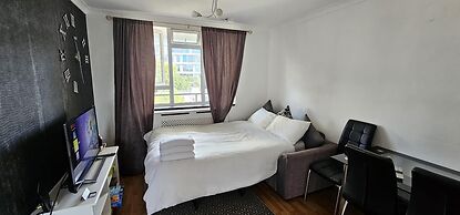 2 Bed Flat - Sleeps 4 - Parking - Balcony - Wifi